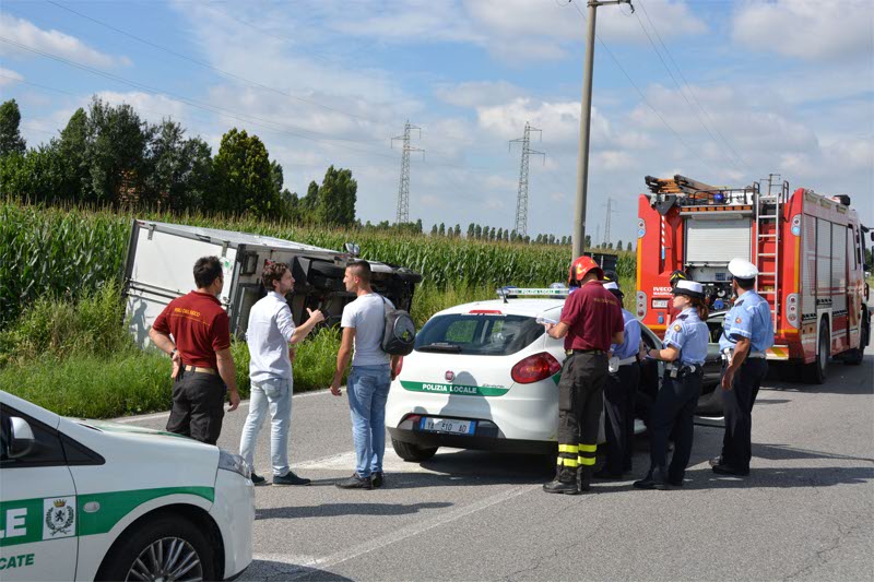 Vimercate - Il ribaltamento del furgone in via Bolzano