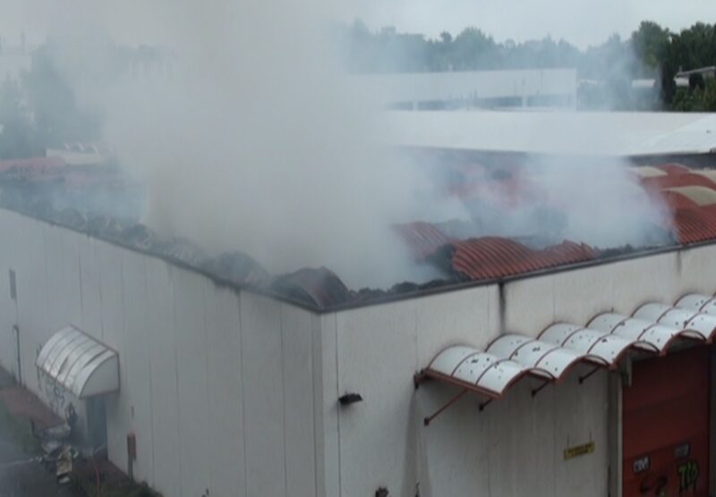 L’incendio al vecchio magazzino dell’ex Formenti di Concorezzo.