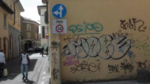 Monza, graffiti in via Enrico da Monza.