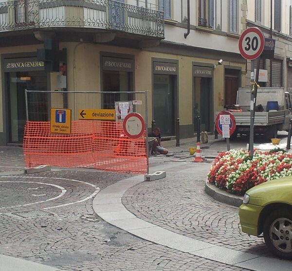 Gli operai al lavoro in via De Gradi.