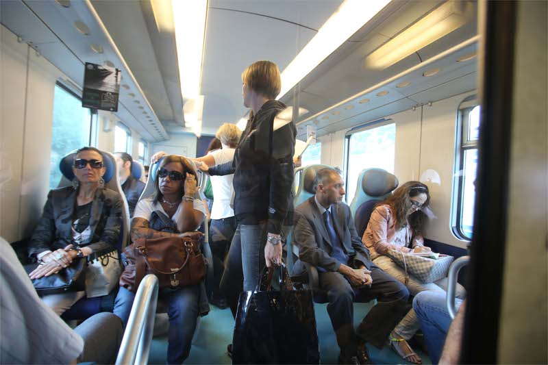 Pendolari su un treno brianzolo