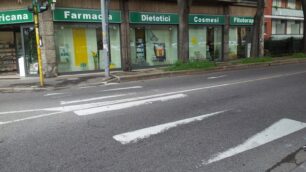 Le strisce orami sbiadite in via Buonarroti.