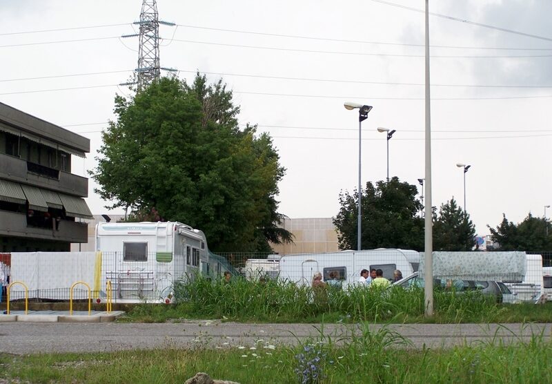 Lissone e Seregno - L'accampamento dei nomadi visto dalla seregnese via Strauss