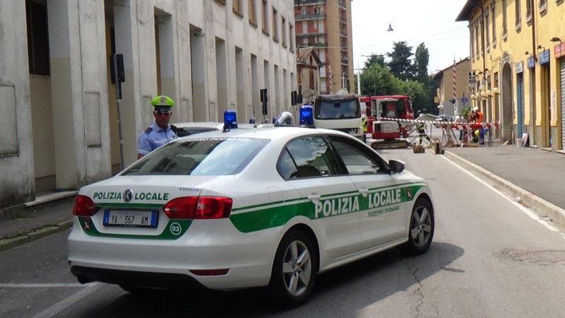 La polizia locale in via Coti Zelati