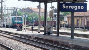 Un treno in arrivo alla stazione ferroviaria di Seregno