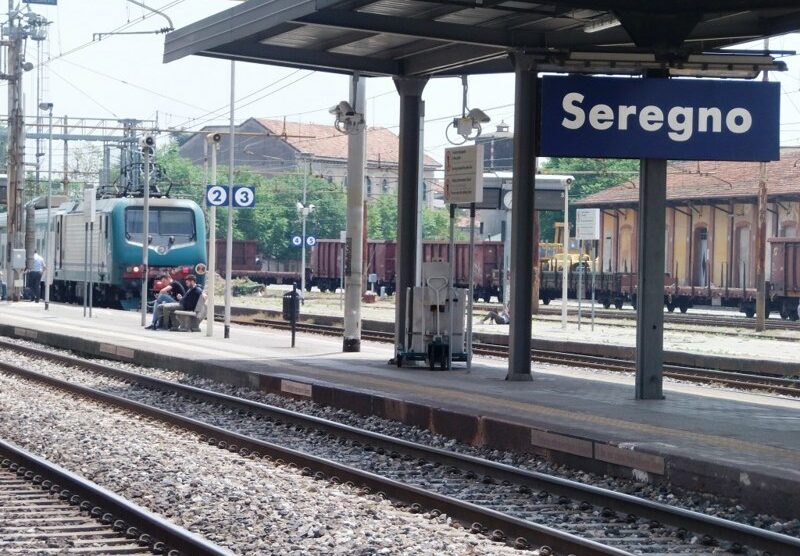Un treno in arrivo alla stazione ferroviaria di Seregno