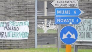 Rho- Monza, gli  striscioni di protesta dello scorso febbraio a Paderno Dugnano.