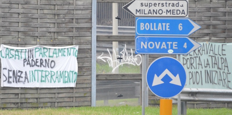 Rho- Monza, gli  striscioni di protesta dello scorso febbraio a Paderno Dugnano.