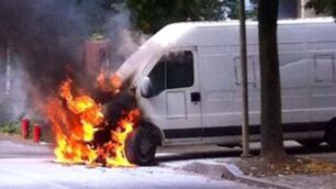 L’incendio del furgone di Maurizio Ravasi.