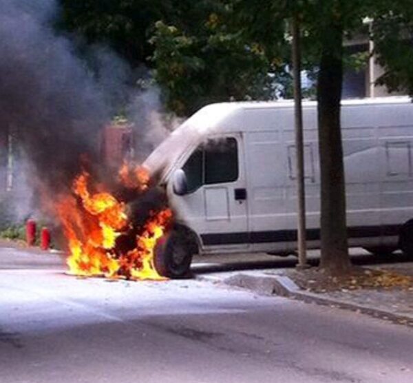 L’incendio del furgone di Maurizio Ravasi.