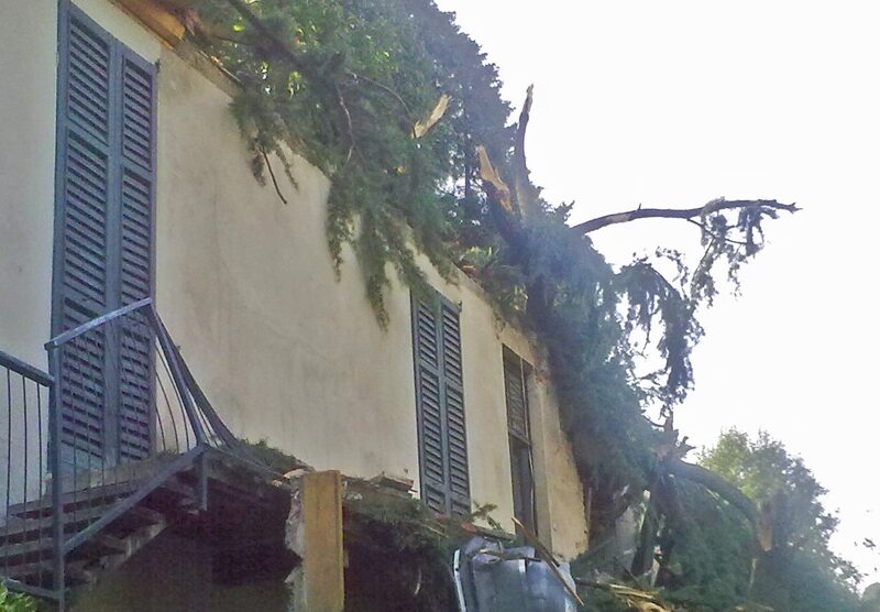 L’albero  si è abbattuto su una  casa disabitata.