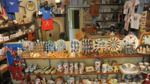 Un negozio che vende souvenir