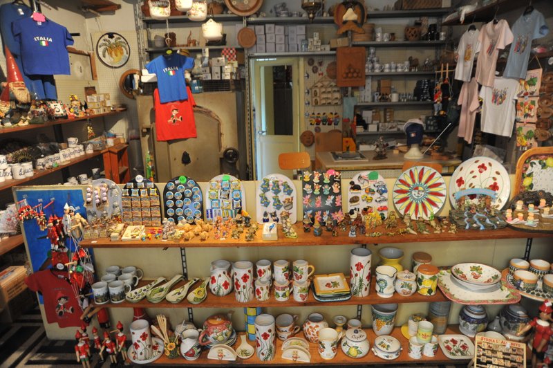 Un negozio che vende souvenir