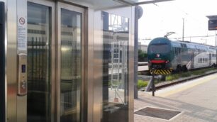 Lentate,  l’ascensore della stazione ferroviaria al centro della brutta avventura .