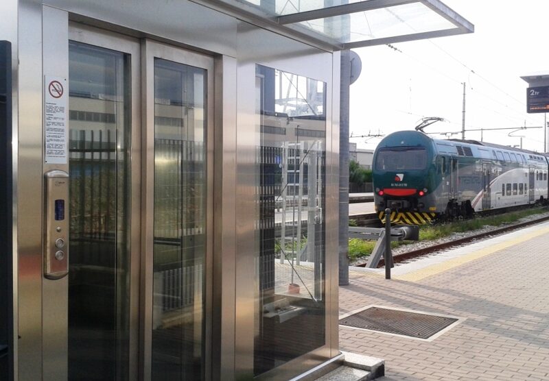 Lentate,  l’ascensore della stazione ferroviaria al centro della brutta avventura .