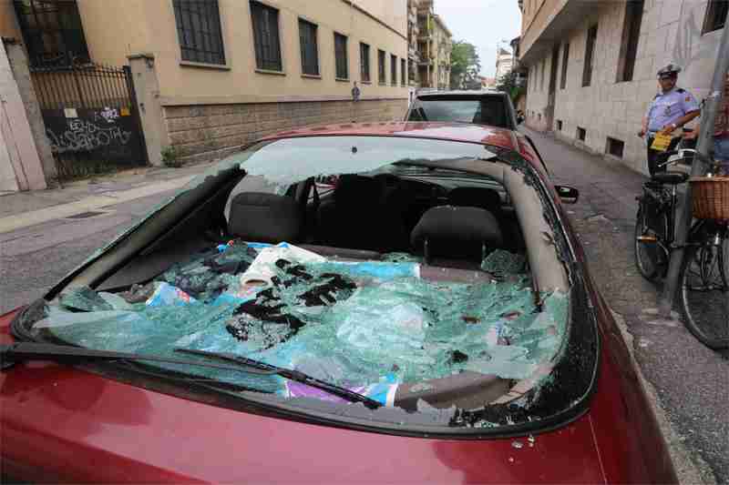 L’auto presa a martellate in via Arosio
