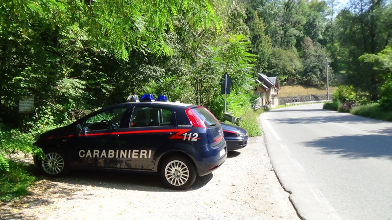 I carabinieri nel luogo del ritrovamento del cadavere