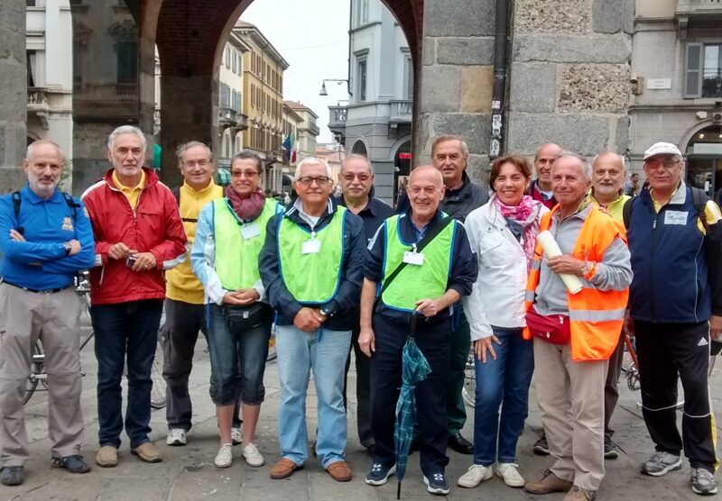 Ivolontari che hanno partecipato al censimento delle biciclette in circolazione nel centro di Monza il 18 settembre