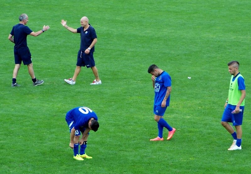 Gli azzurri a testa bassa, mentre alle loro spalle il tecnico dell’Inveruno, Giuliano Melosi, esulta con il suo staff