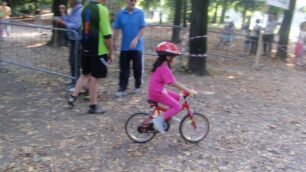 A colpi di pedale verso il traguardo nel parco di villa Tittoni Traversi