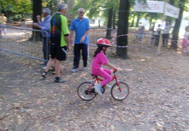 A colpi di pedale verso il traguardo nel parco di villa Tittoni Traversi