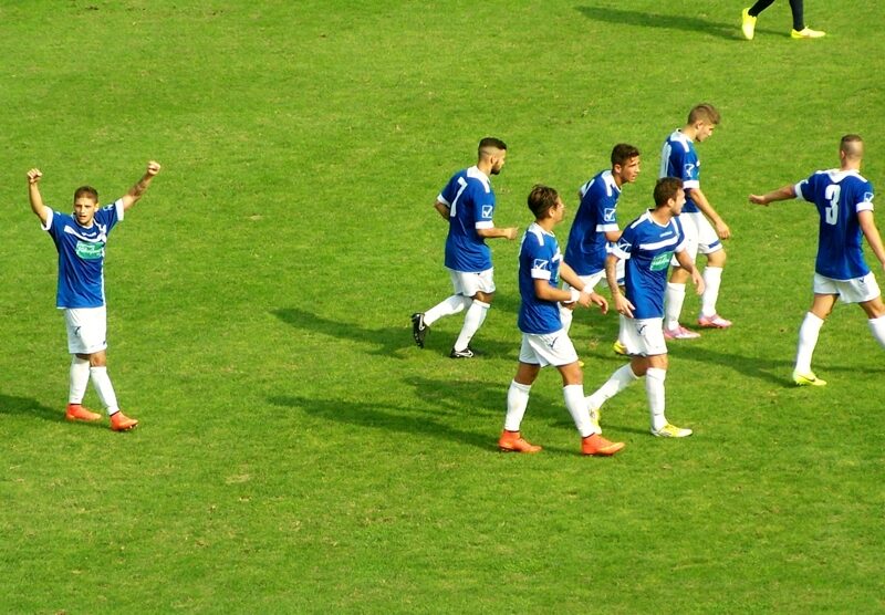 Alessandro Comi esulta dopo il gol che ha sbloccato il match