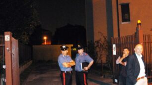 Carabinieri davanti alla abitazione di via Bellini a Seregno