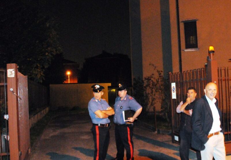 Carabinieri davanti alla abitazione di via Bellini a Seregno