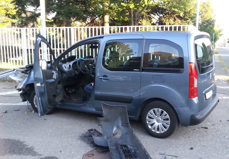 L’auto di Marco Galbiati distrutta in un incidente in via Giusti a Desio.