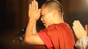 Un monaco nella veglia di pace a Monza dello scorso anno