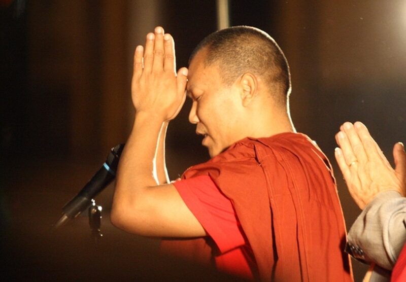 Un monaco nella veglia di pace a Monza dello scorso anno