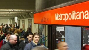 Pendolari all'ingresso della stazione metropolitana