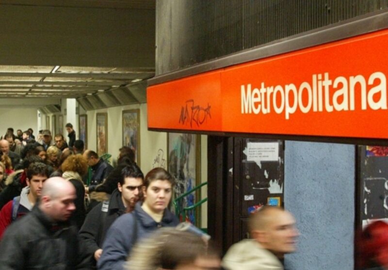 Pendolari all'ingresso della stazione metropolitana