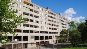 I palazzoni Aler che da oggi verranno demoliti.