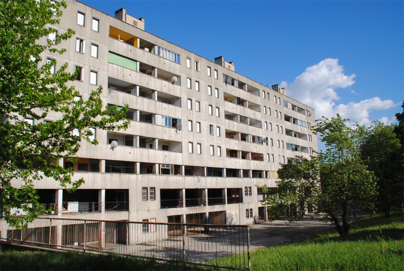 I palazzoni Aler che da oggi verranno demoliti.