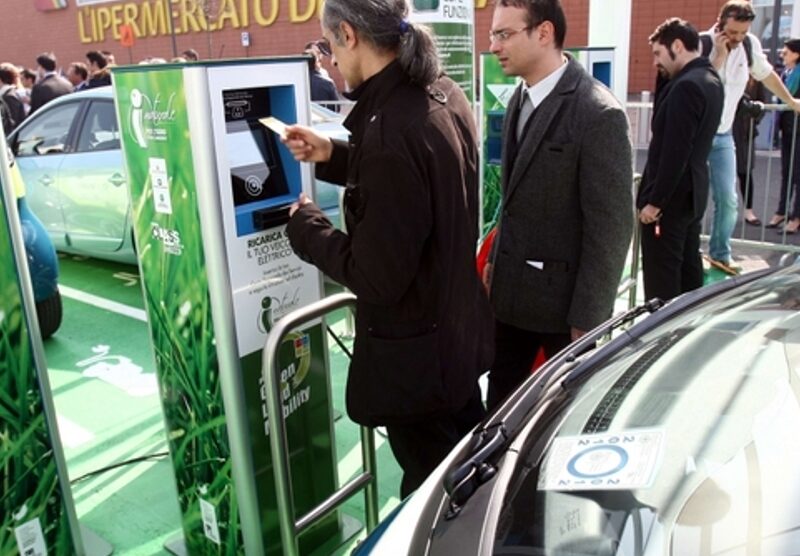 Il distributore di elettricità dell’Iper di via della Guerrina, dove si tiene il Raduno nazionale della mobilità sostenibile