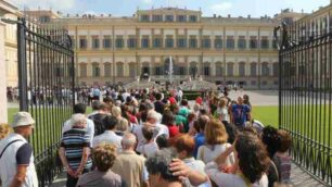 Monza: visitatori in coda alla Villa reale