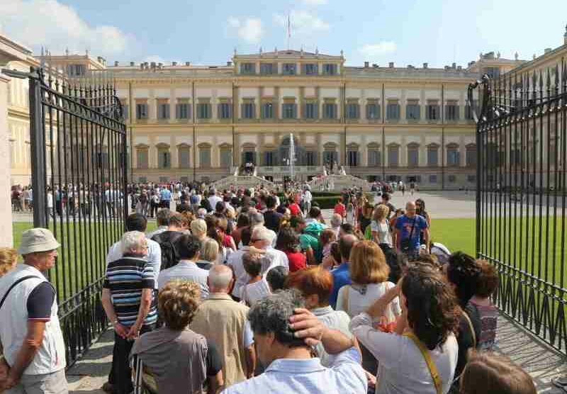 Monza: visitatori in coda alla Villa reale