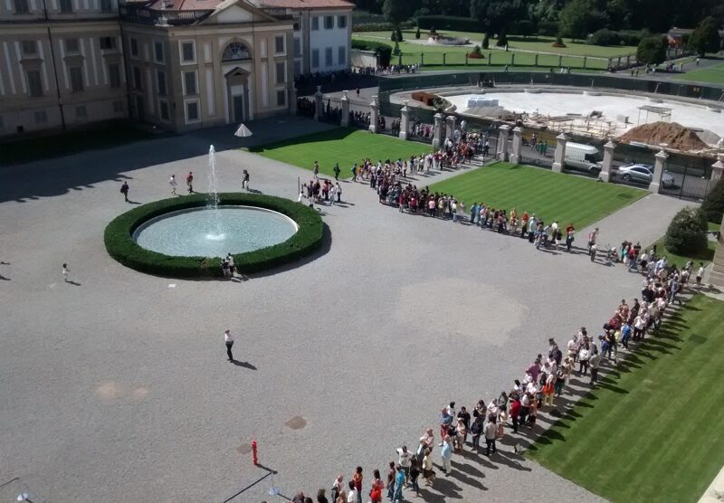 La coda per entrare in Villa Reale