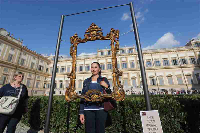 Foto da incorniciare davanti alla Villa reale