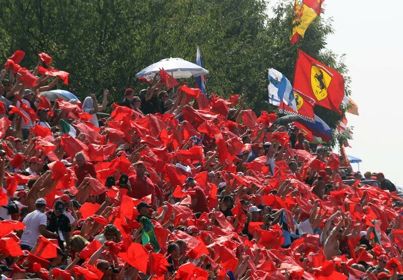 Una tribuna di tifosi al Gran premio d’Italia: la Camera di commercio misura l’indotto del Gp