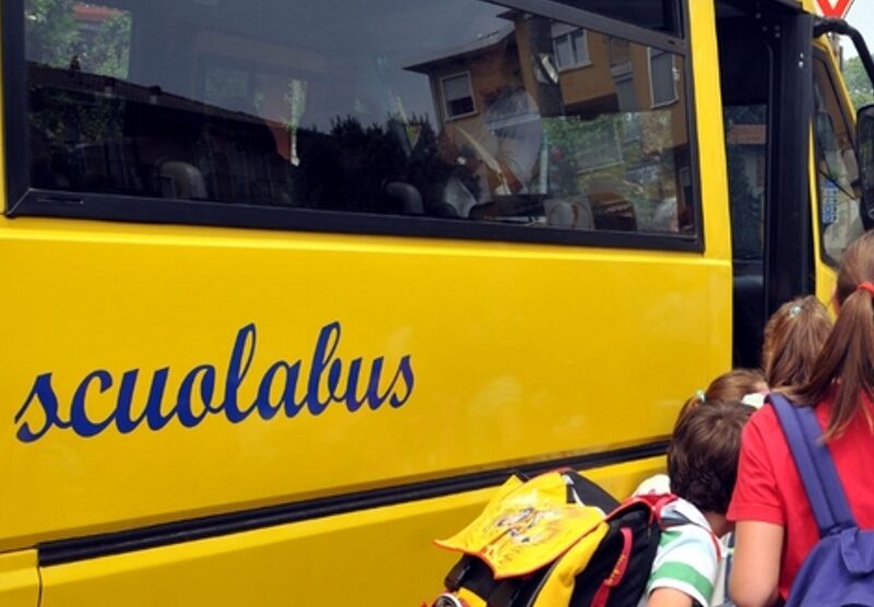 Niente più lavoro per le accompagnatrici degli scuolabus a Monza