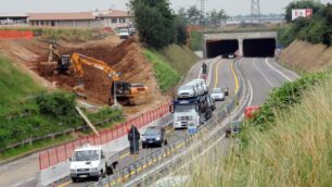 A sinistra, il cantiere di Pedemontana; a destra, la Milano Meda