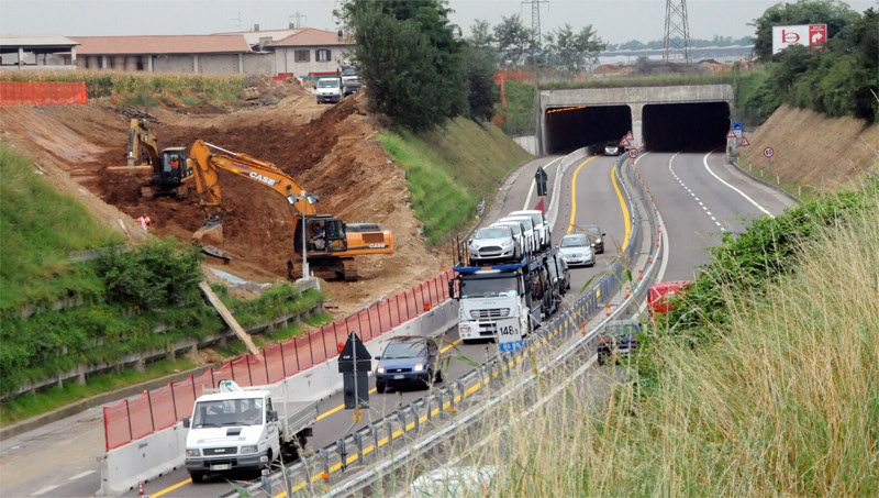 A sinistra, il cantiere di Pedemontana; a destra, la Milano Meda