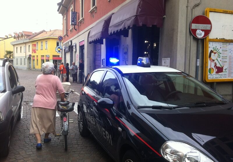 I carabinieri davanti alla gioielleria