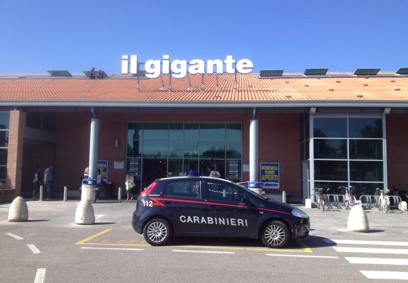 I carabinieri davanti al Gigante di Usmate