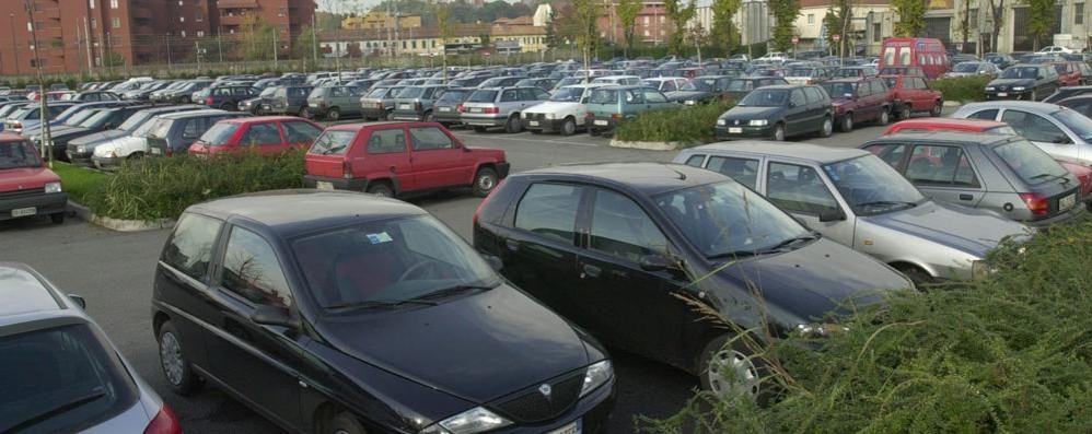 Arcore vuole la tariffa, il parcheggio della stazione a pagamento