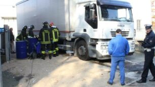 Camion buca serbatoio, emergenza gasolio a Seregno