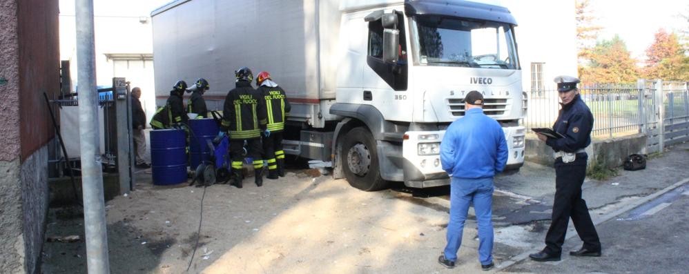 Camion buca serbatoio, emergenza gasolio a Seregno