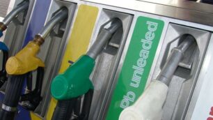 Clona le carte aziendali e fa benzina agli amici per ventimila euro